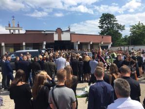 Niebo zapłakało nad grobem Piotra Wieteski. Setki osób wzięło udział w pogrzebie 19-latka