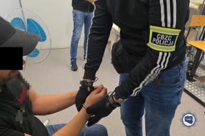 [VIDEO] Zatrzymanie podejrzanego na podstawie Europejskiego Nakazu Aresztowania i zabezpieczone 20 milionów złotych - działania CBZC umożliwiły rozbicie kolejnej grupy przestępczej