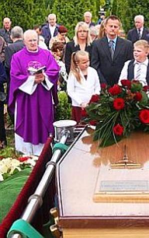 Czy konsul w Sztokholmie Grzegorz Jagielski pomoże zakończyć niemal 3-letni dramat Polki? Kobieta nie wie czy przywieziono ze Szwecji w trumnie jej zmarłego męża Roberta Marcinkowskiego czy kogoś innego?!