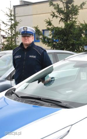 Policjanci uratowali rodzinę z płonącego budynku
