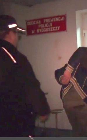 [VIDEO] Bydgoszcz: 29-latek, który brutalnie skatował psa w Chełmży wpadł w ręce policji