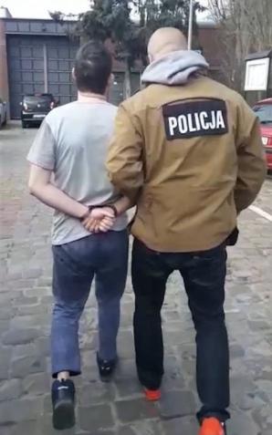 [VIDEO] Poszukiwany za oszustwa ukrył się w ścianie