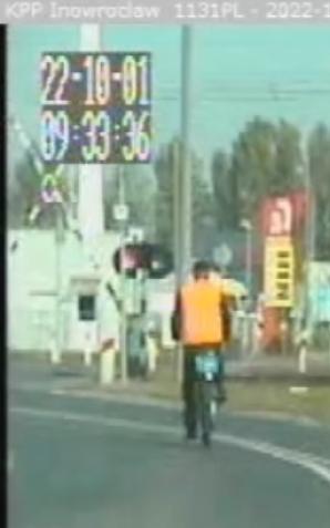 [VIDEO] Rowerzysta  w kamizelce odblaskowej, a jednak bez głowy i 2000 zł mandatu