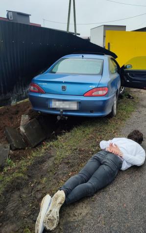 [VIDEO] Uciekał, uciekał i wjechał w ogrodzenie