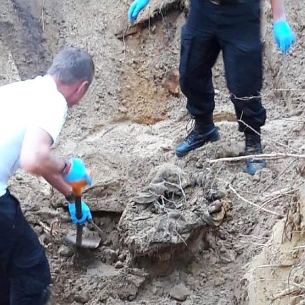 [VIDEO] Policjanci ujawniają zbrodnię sprzed 20 lat. Dotarli do zwłok