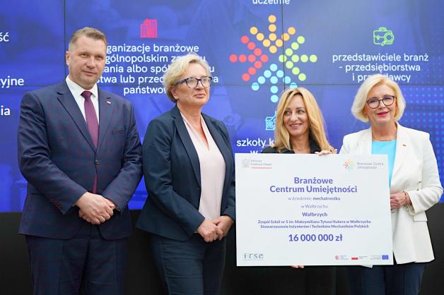 [VIDEO] Nowa jakość szkolnictwa zawodowego w Polsce – podpisanie pierwszych umów w ramach Branżowych Centrów Umiejętności